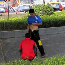 Men in China Tie Up Their Shirts to Show Their Bellies?!
