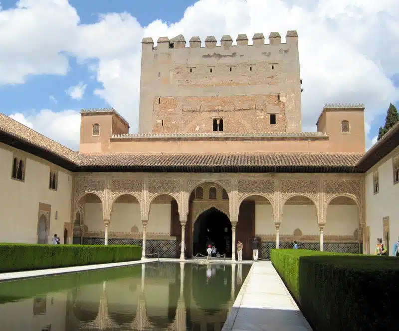 A courtyard in L'Alhambra.