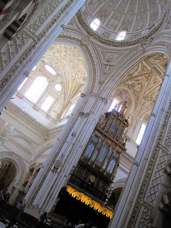 See how ornate the wall carvings are in La Mezquita?