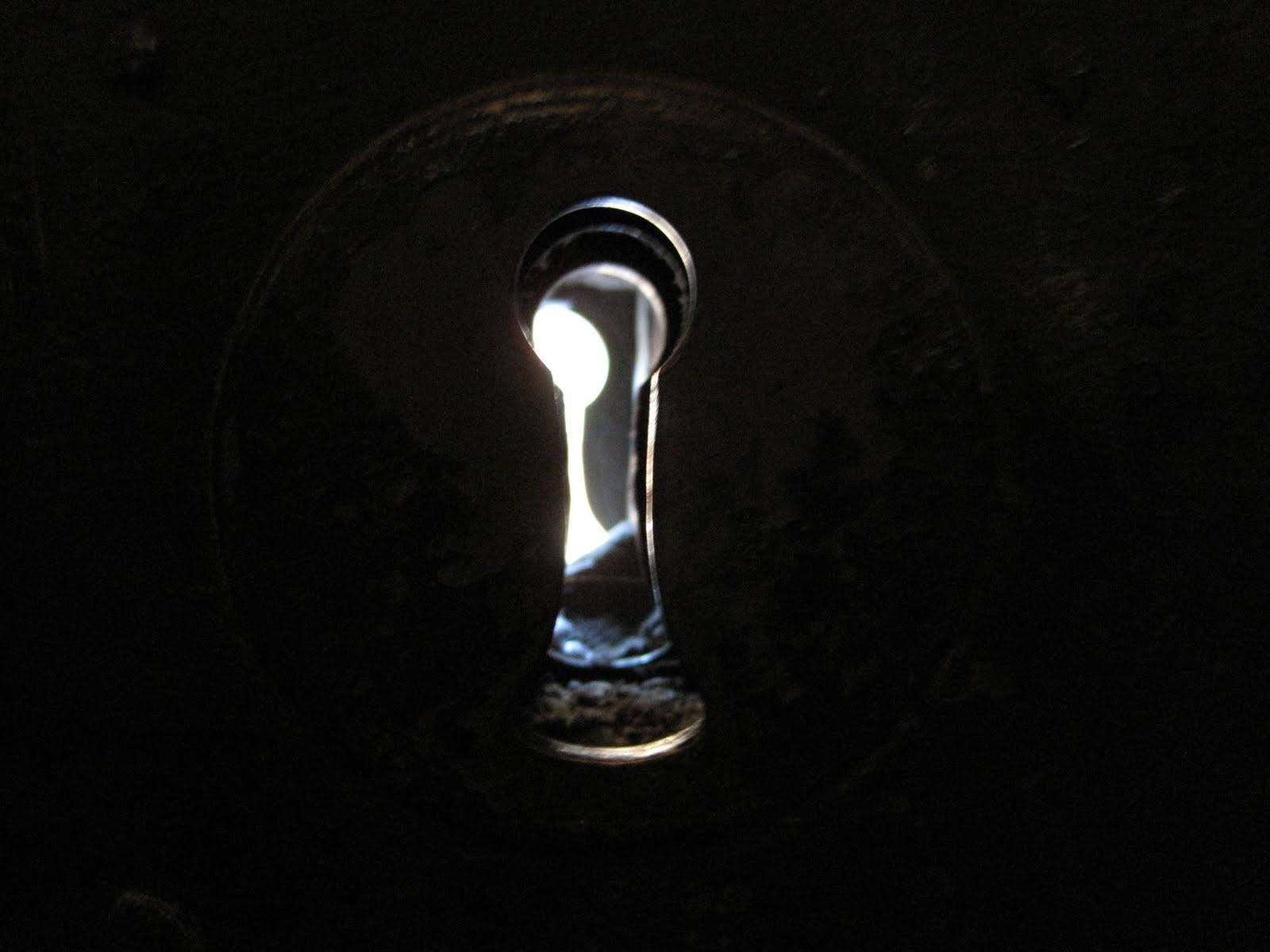 Keyhole peeking