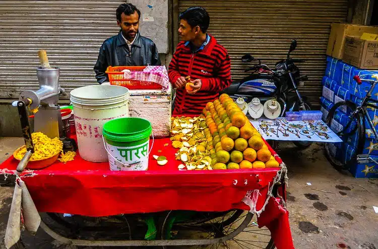 Ever seen a street vendor who sells oranges AND necklaces? 