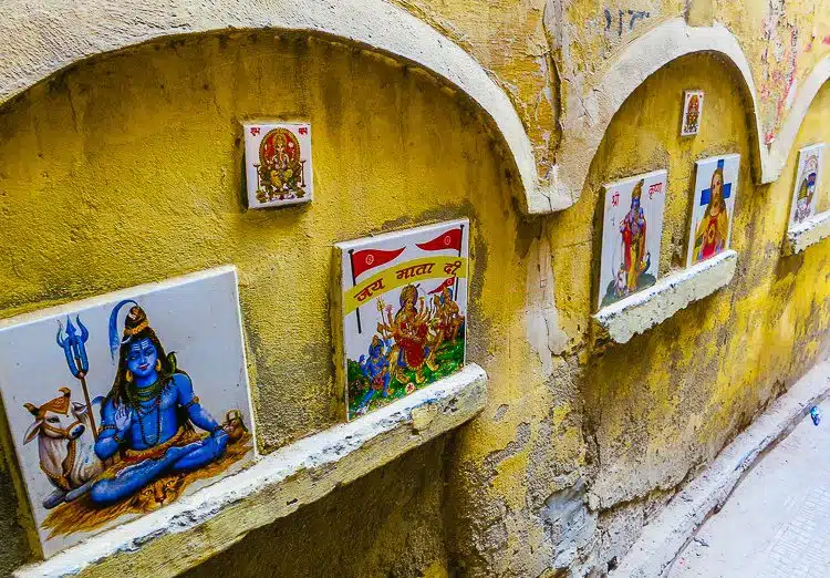 When you realize why this wall decoration is genius, you will laugh!