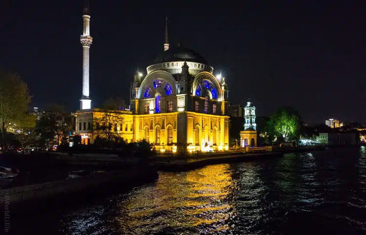 Zowie, Istanbul looks glamorous in the night water!