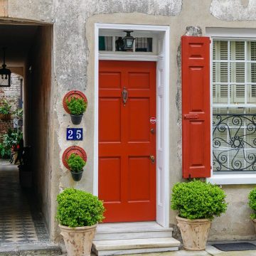 What a scarlet red door!