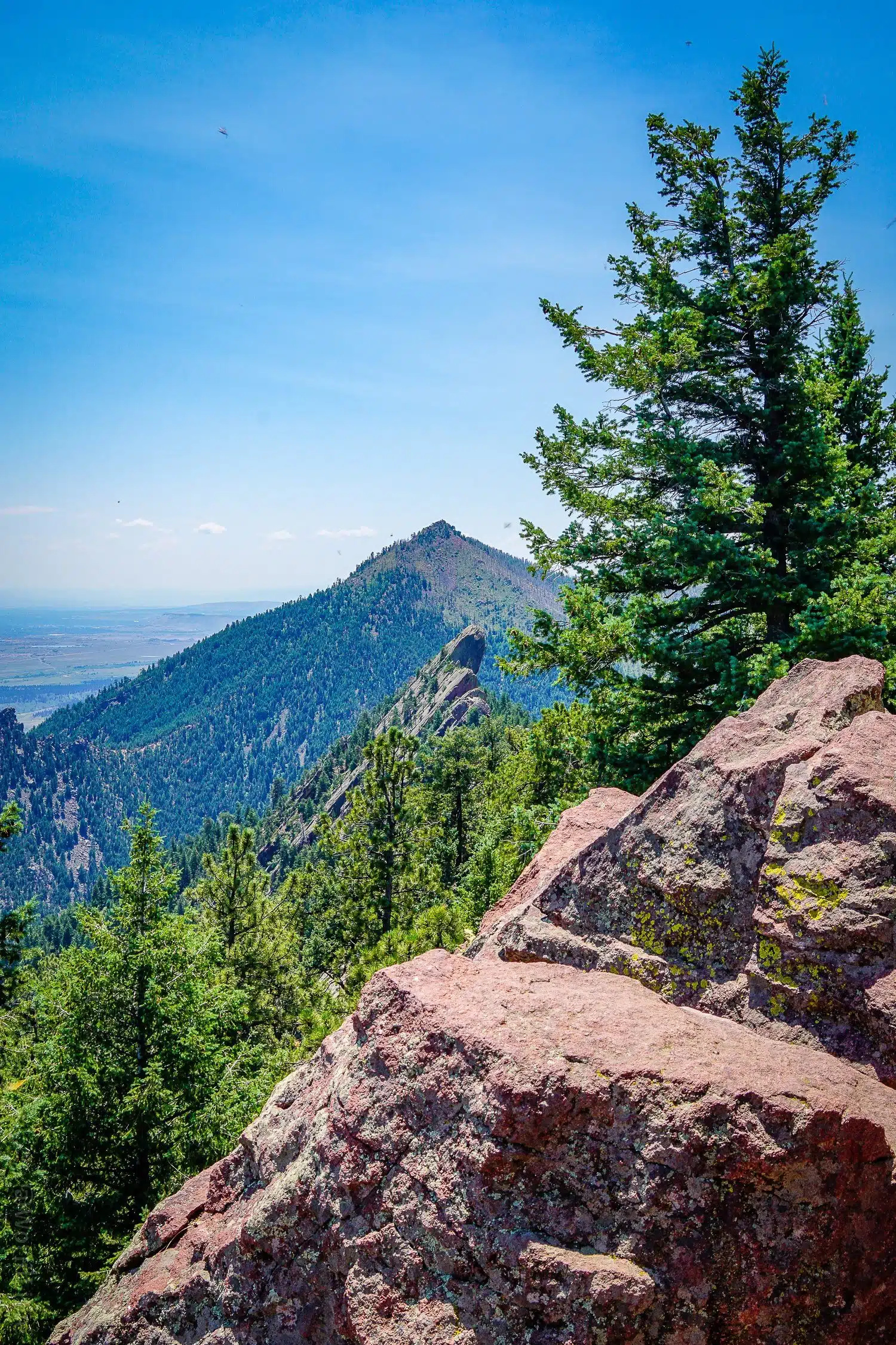 Boulder hikes overlooking the Flatiron Mountains