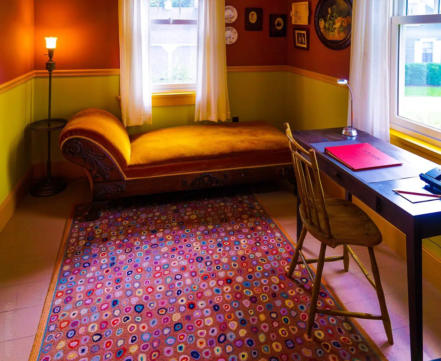 Modern hotel carpets and divan sofa at the Red Lion Inn