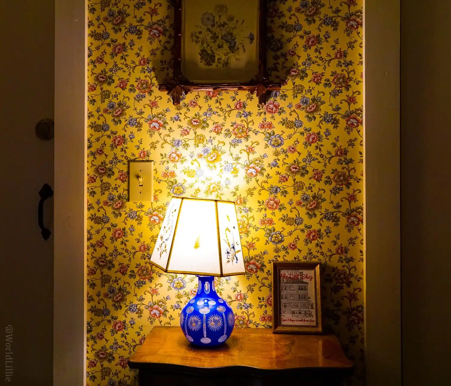 Historic flowered yellow wallpaper and antique lamp at the Red Lion Inn