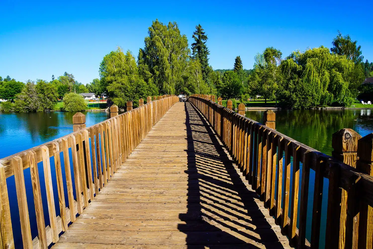Wooden pedestrian footbridge Drake Park, Mirror Pond