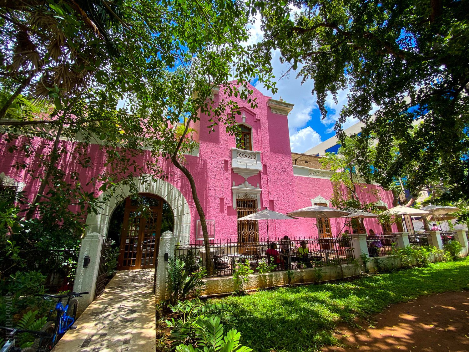 A bright pink building in Merida.