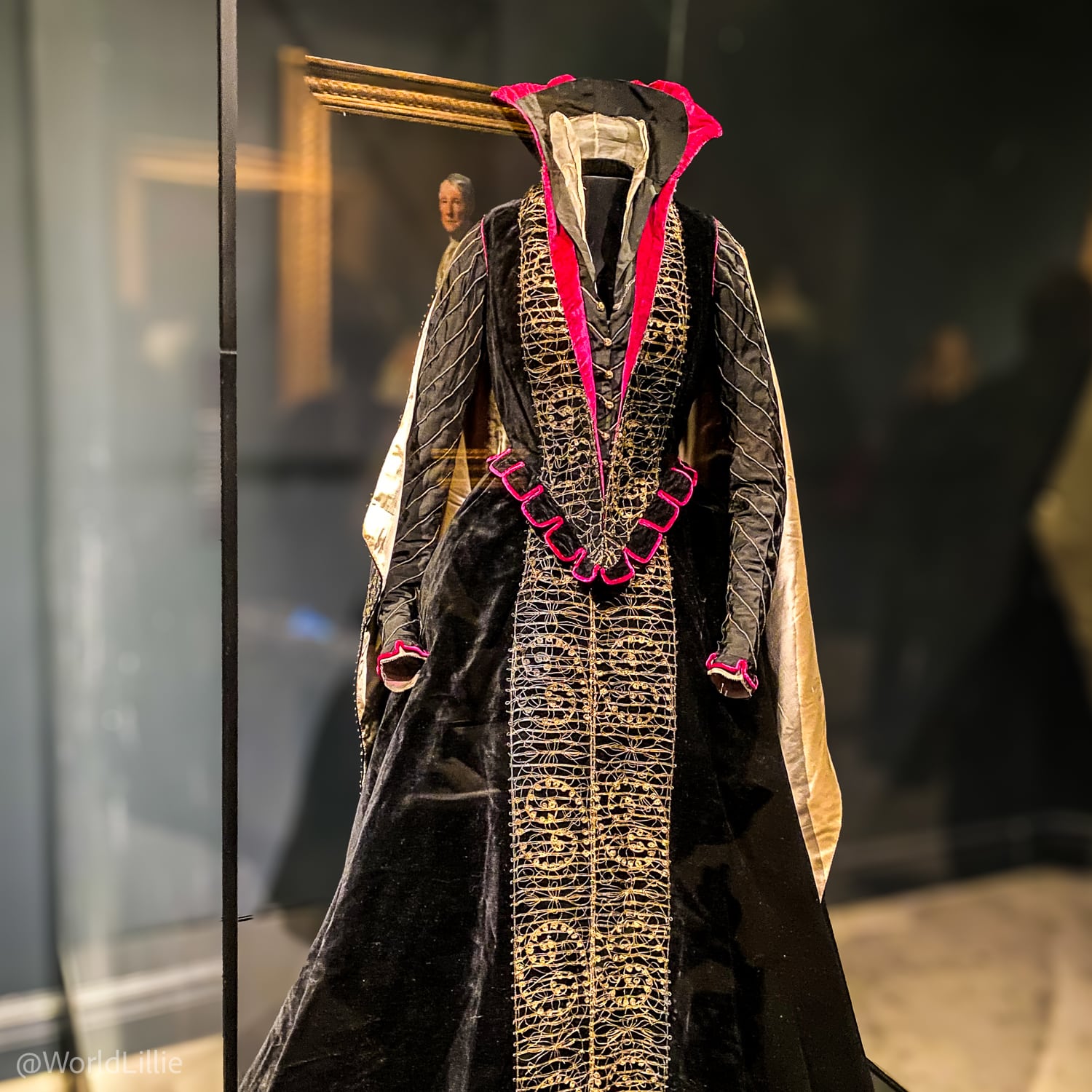 Isn't this dress worn in a Sargent painting epic?